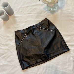 Black Faux leather mini skirt H&M Divided size 8